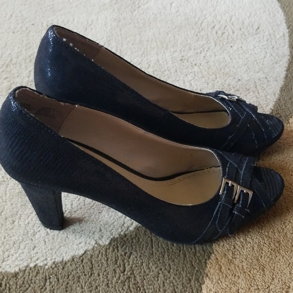 Shoes - Picture 2 of 4